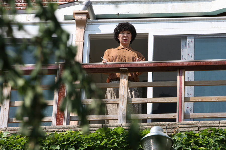 담배피며 아랫집을 감시하는 옆집 아줌마