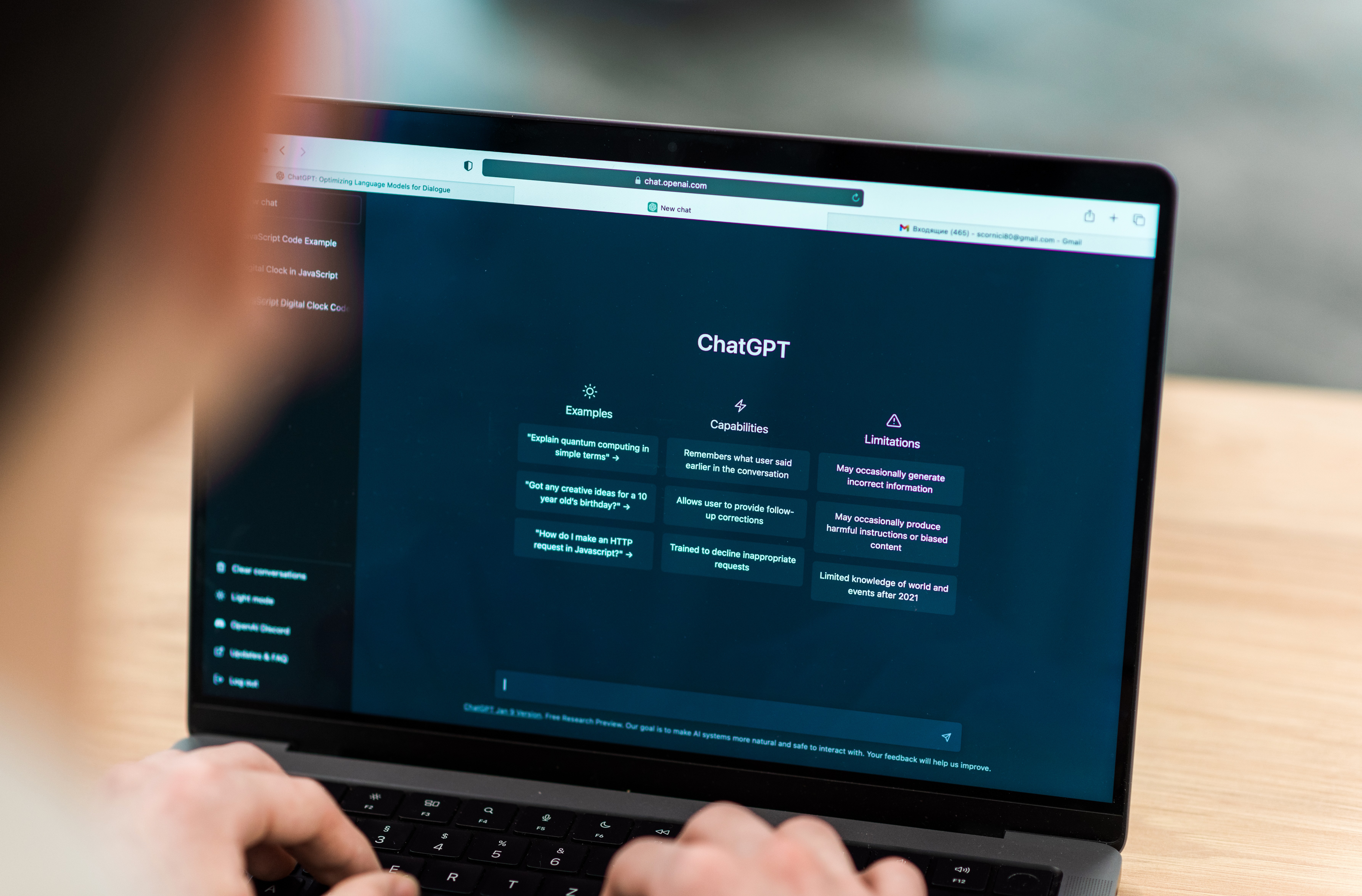 사용자가 노트북 화면에서 ChatGPT를 사용하는 모습을 보여주는 이미지