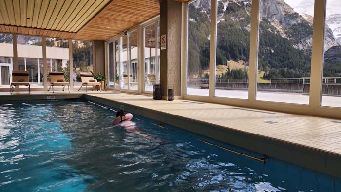 그린델발트 선스타 호텔 수영장에서 수영하는 우리 아미-아이거 북벽 뷰