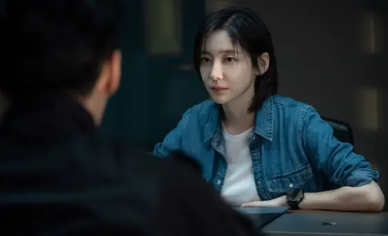 재벌X형사- 왼쪽 검은색 양복을 입은 남자 뒷모습 맞은편 청남방 희면티에 단발머리를 한채 피곤한 모습으로 상대를 바라보는 이강현