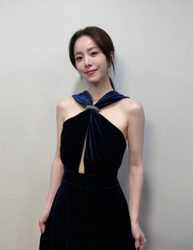 건강한 모습으로 사진을 찍은 한지민