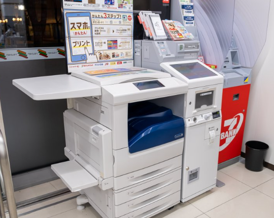 일본 편의점 내부에 있는 복합기 우측으로는 현금 인출기가 보인다.