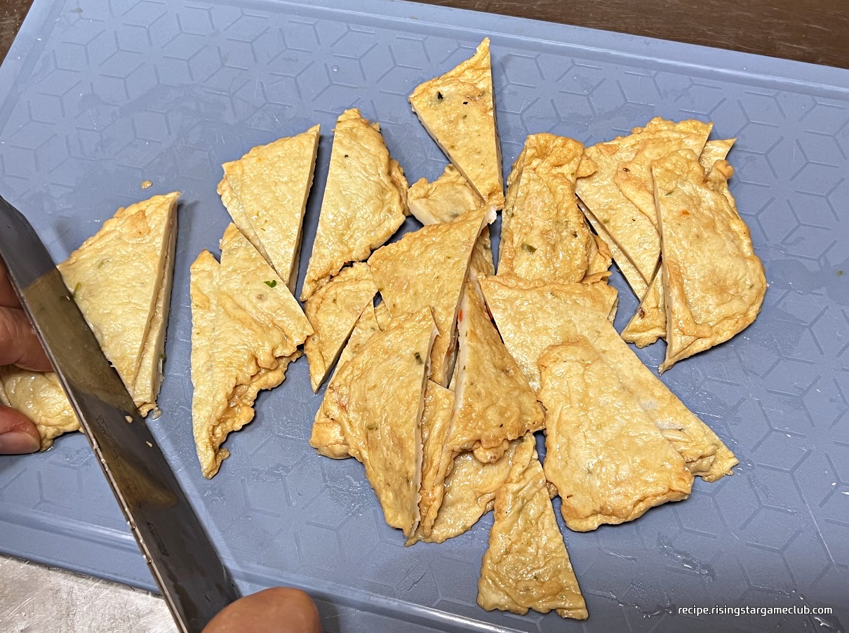 꽈리고추 어묵(오뎅)볶음에 들어갈 어묵을 삼각형으로 손질