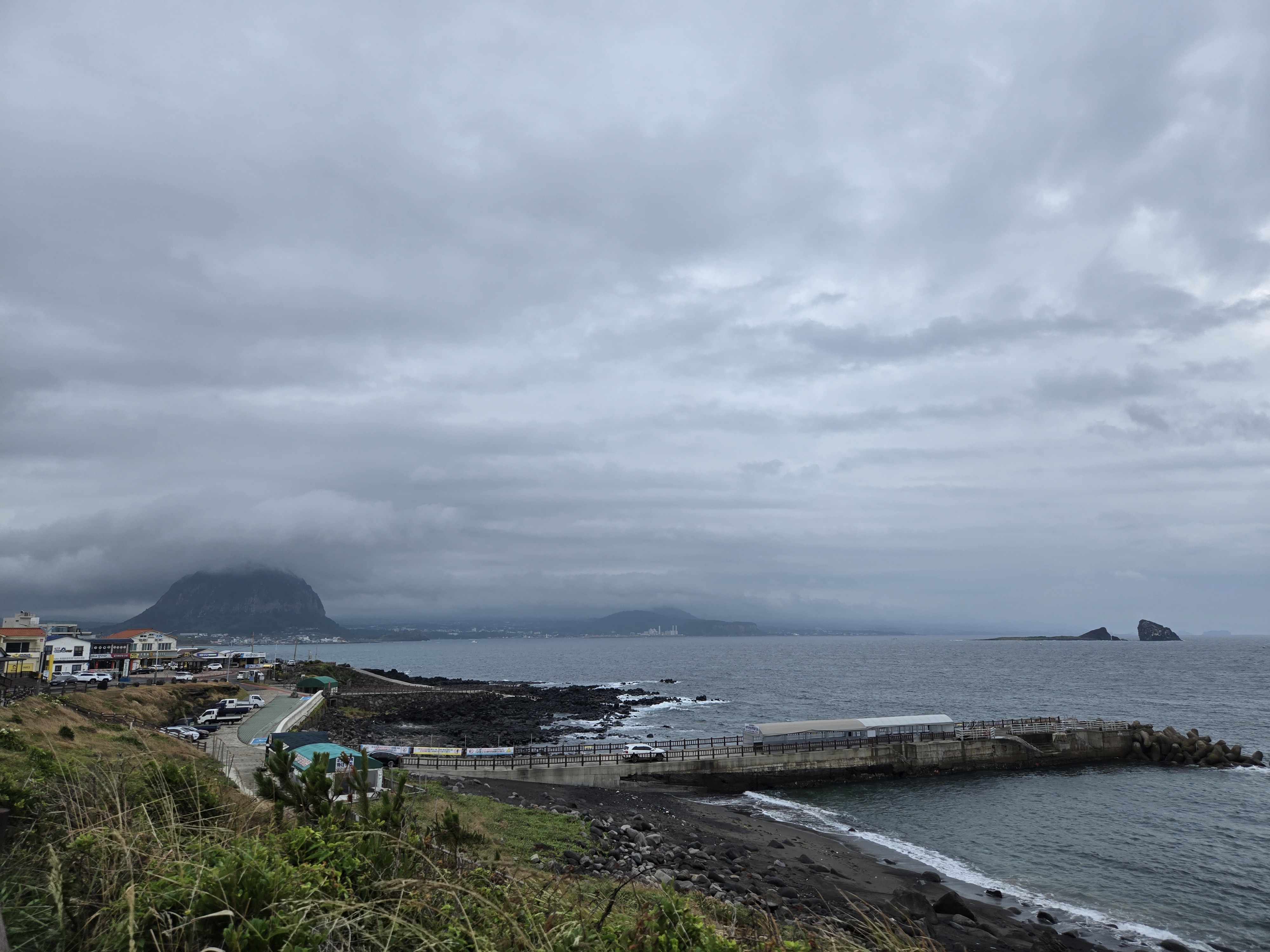송악산에서 보이는 산방산과 형제섬, 그 뒤로 마라도가 희미하게 보임.