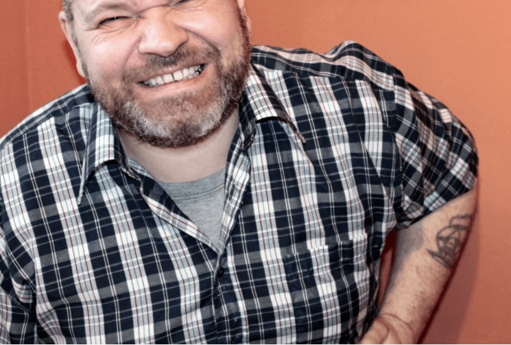 통증을 느끼는 남자