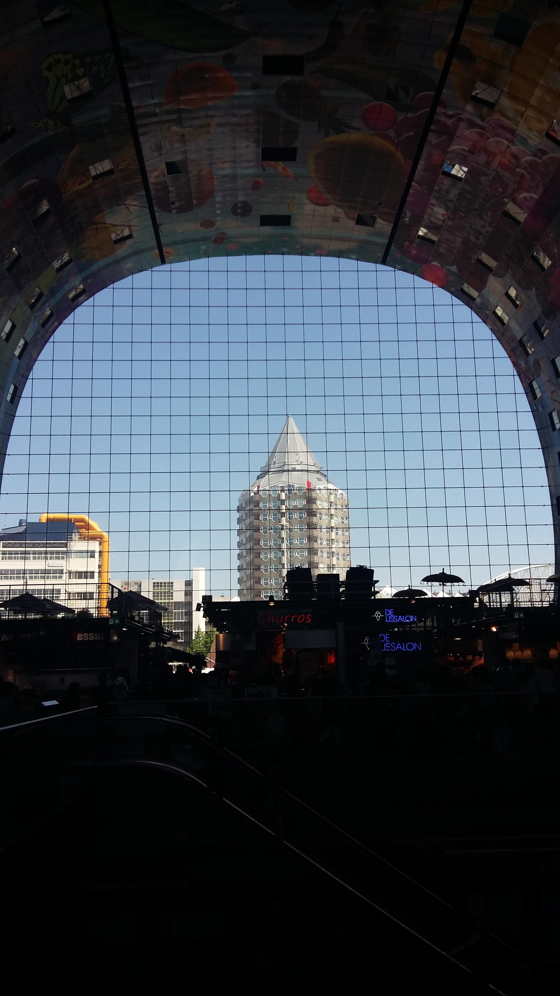 네덜란드 로테르담 마르크탈 안에서 본 펜슬빌딩