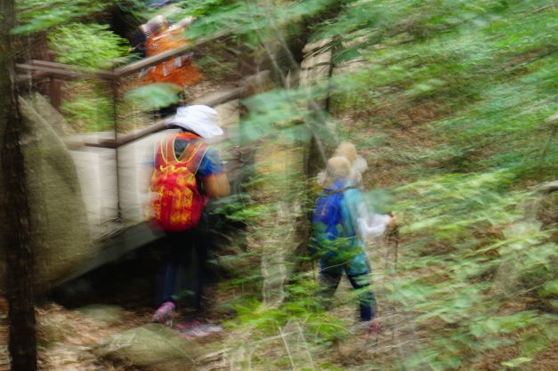 둥산객 2, 남 여, 붉은 배낭, 파란 배낭, 패닝효과 사진,