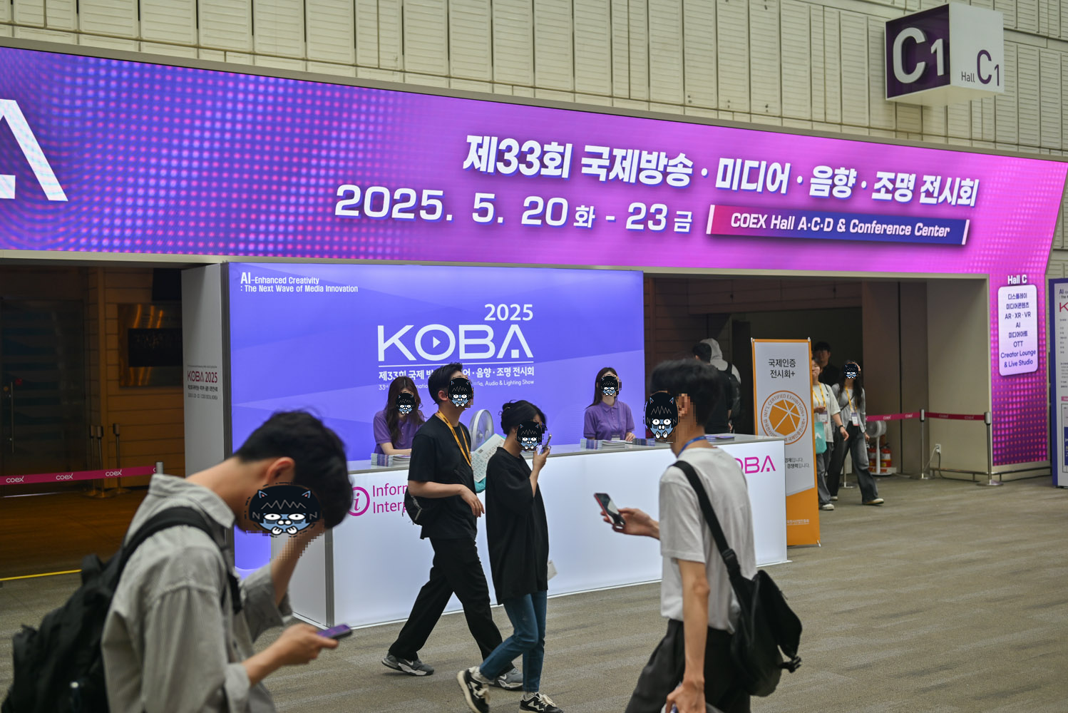 2025 코바에서 본 니콘 부스의 레드 카메라와 MRMC