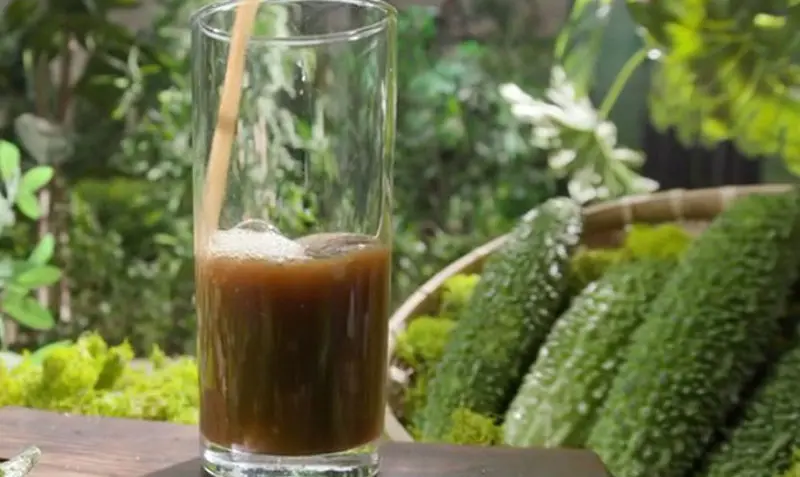 바구니에 담겨 있는 생 여주와 한 잔의 여주즙