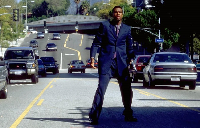 큰 도로에 두 다리를 벌리고 서 있는 형사 카터