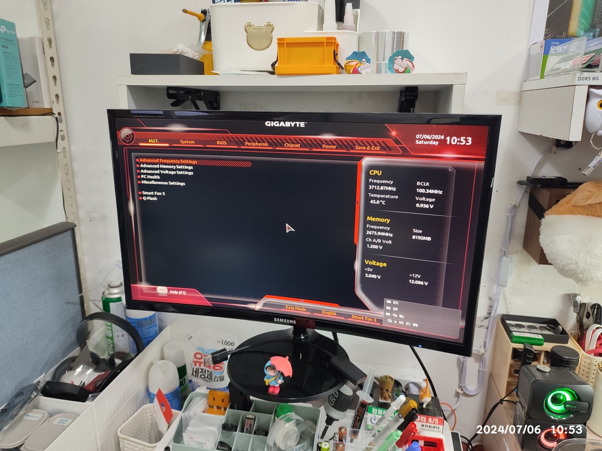 순차적으로 손님의 메모리와 그래픽카드를 장착해서 화면이 뜨는 걸 확인하고 있습니다.