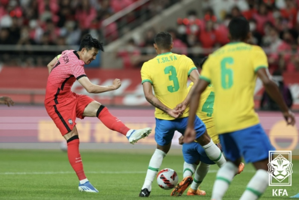 0회 연속 월드컵 본선진출 한국 월드컵 대표팀 선수들은 카타르 월드컵 성적에 따라 대체 얼마의 포상금을 받을까요? 손흥민 선수가 2018 러시아 워드컵 대회보다 더 많은 포상금을 받기를 기대합니다. 이는 곧 16강 진출 이상이기 때문입니다.