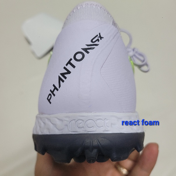 나이키 팬텀GX 프로 TF에 리액트폼이 장착되어 있음