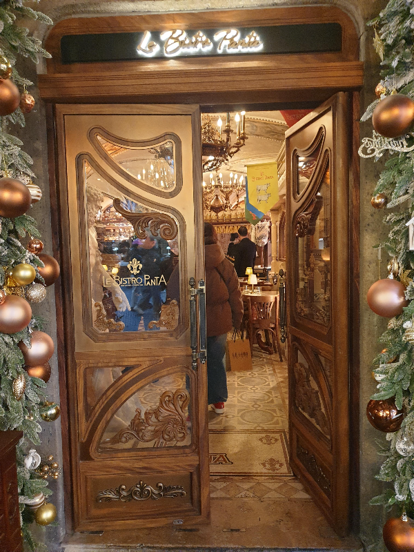 우드로 된 출입구 양 옆으로 골든 볼로 크리스마스 장식이 되어 있다.