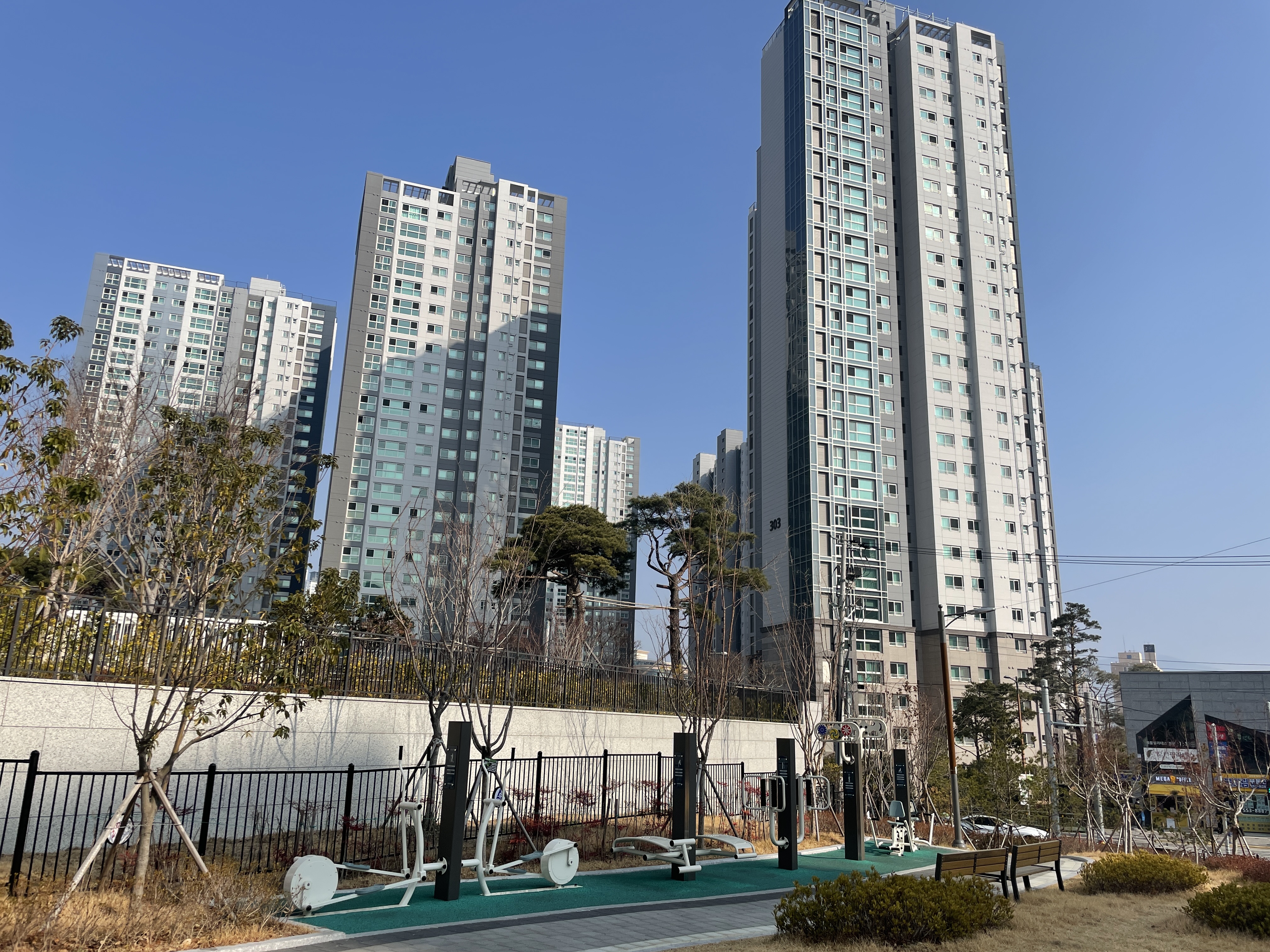 동래아