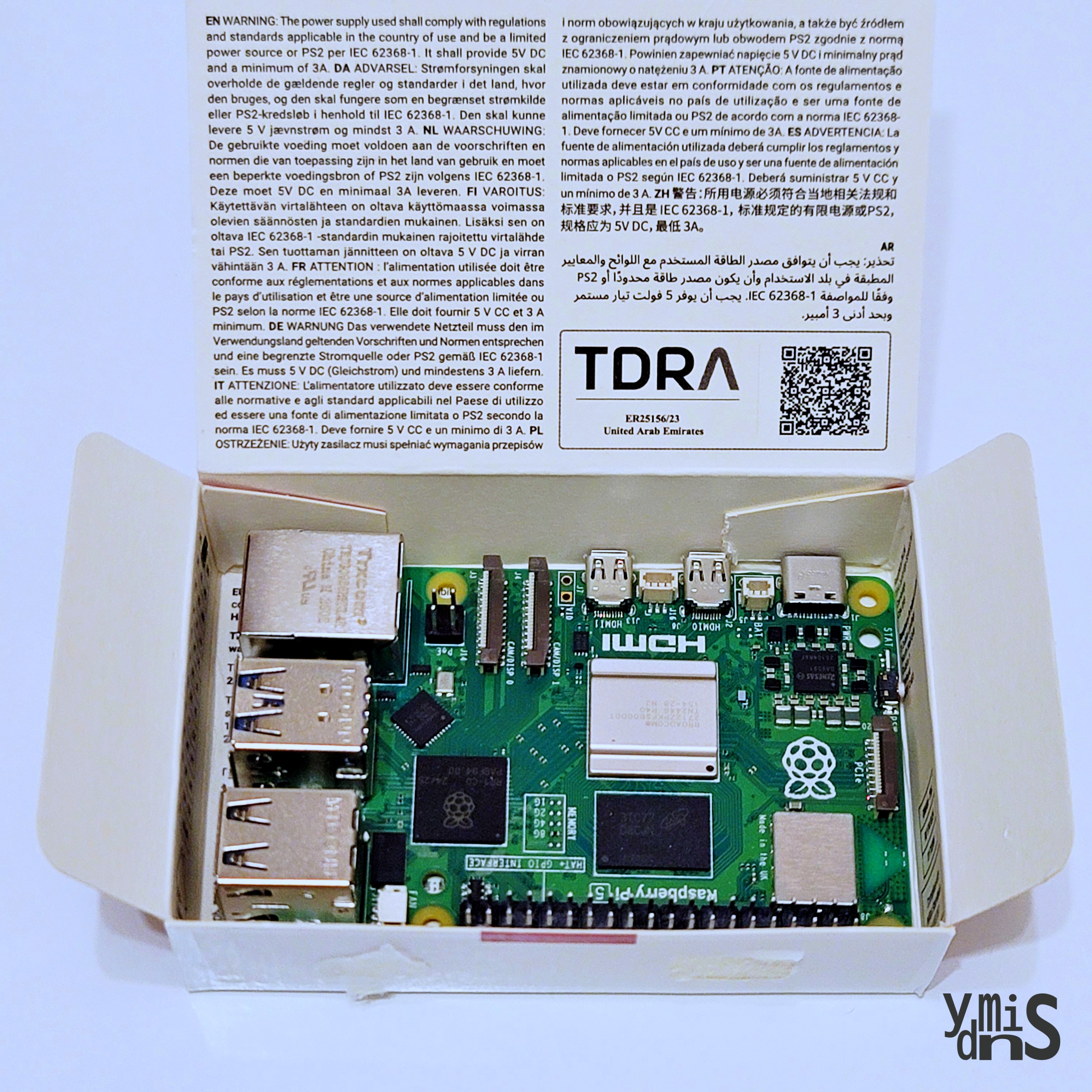 상자 속에 라즈베리파이가 놓여있다.