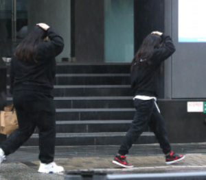 비 맞는 꿈 비 오는 꿈 폭우 홍수 비옷 비바람