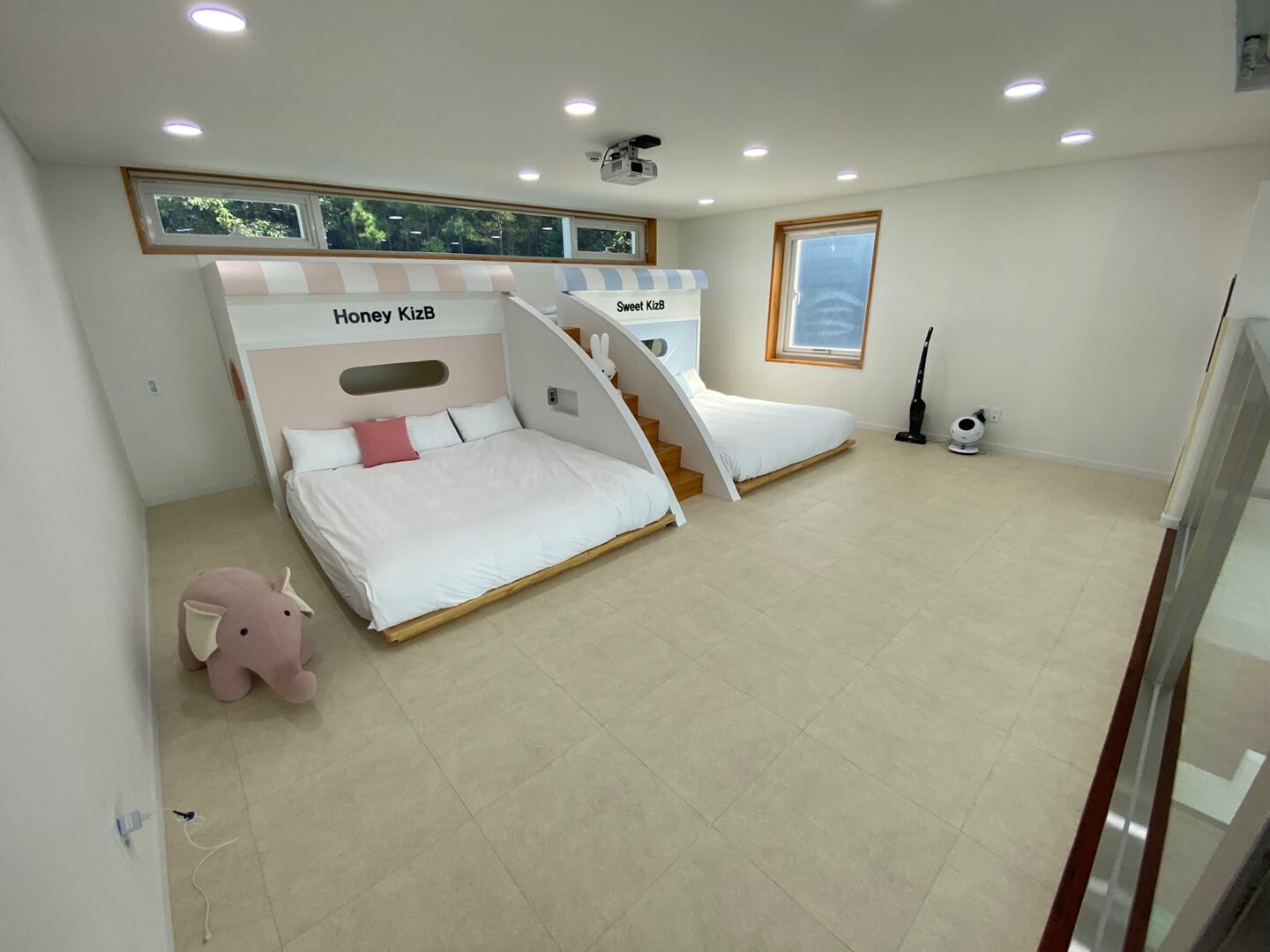 키즈비-풀빌라-복층-침실-이미지