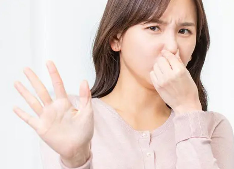 코막고 인상찌뿌린 사진