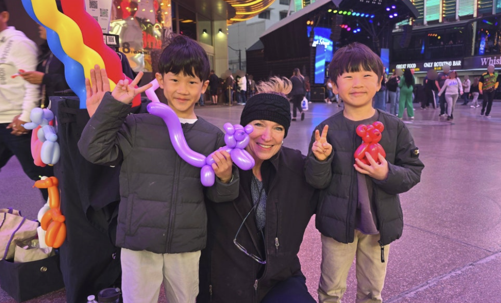 라스베이거스 거리에서 무료로 풍선인형을 선물받고 좋아하는 아이들의 모습