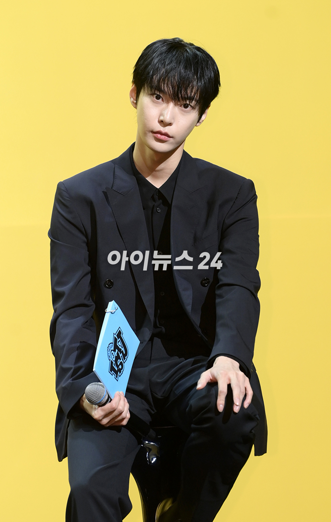 그룹 엔시티(NCT) 도영이 17일 오후 서울 송파구 잠실 롯데호텔에서 열린 정규 3집 아이에스티제이(ISTJ) 기자회견에 MC로 참석하고 있다. [사진=정소희 기자]