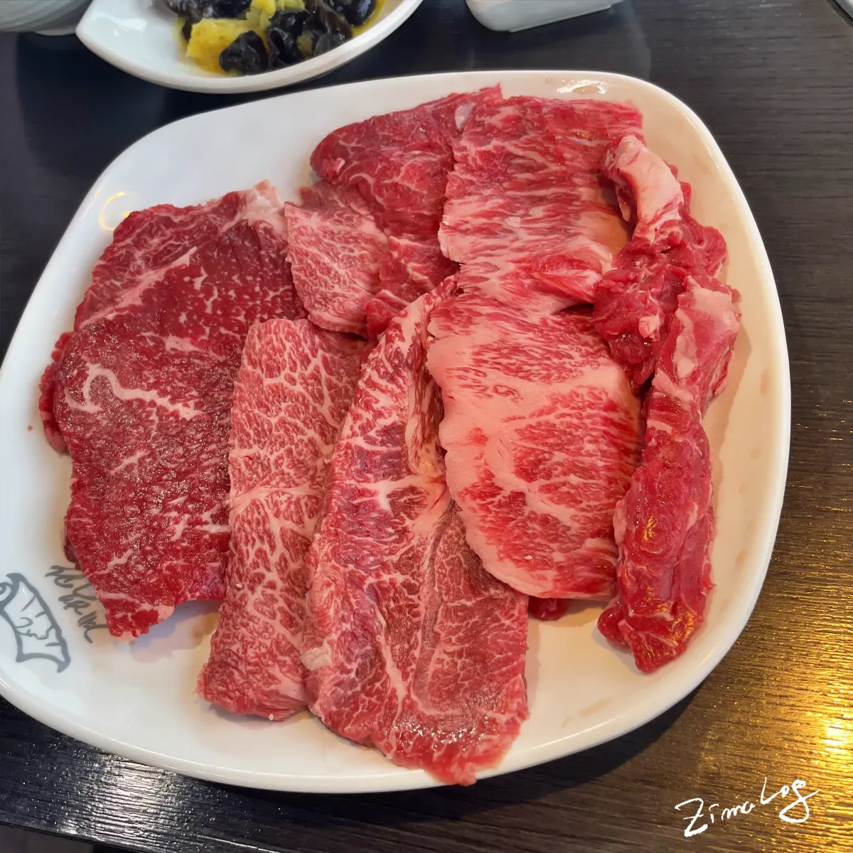 계백관에서 주문한 소고기 메뉴 다양한 부위가 접시에 담겨 있음