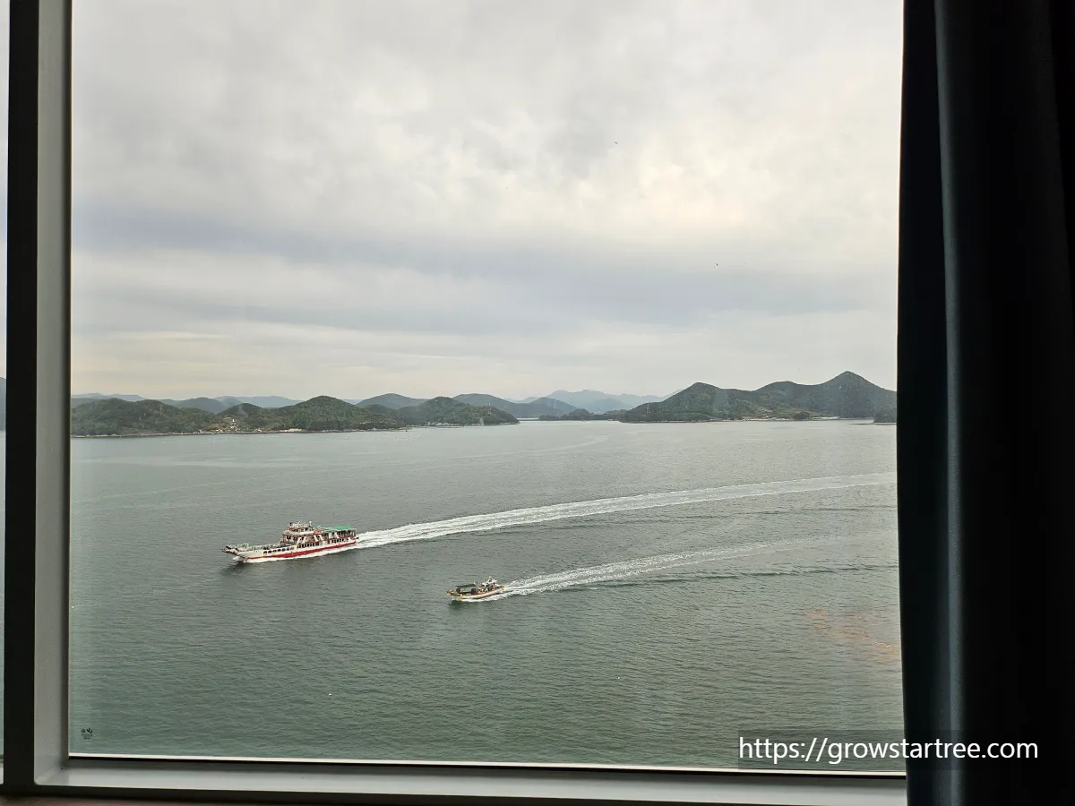 금호통영마리나 스위트프리미어 침대룸 창문으로 바라보는 풍경