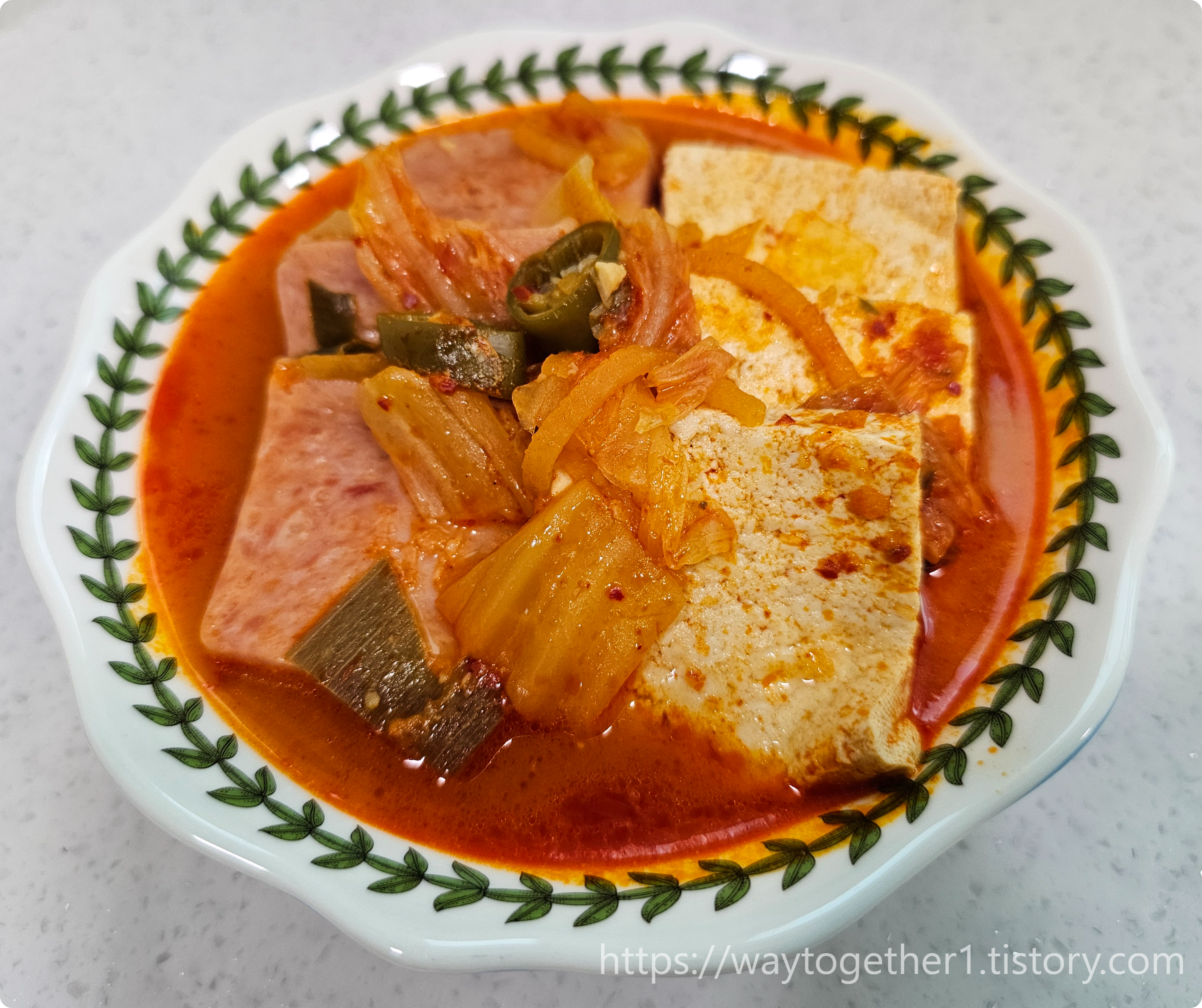 스팸두부김치찌개 이렇게 끓이면 진짜 맛있다! 깊고 얼큰한 집밥 레시피 (밥도둑 찌개)