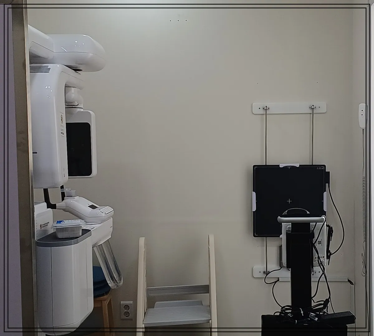 검사실-안에-CT기계와-엑스레이-기계만-있음-사람은-없음