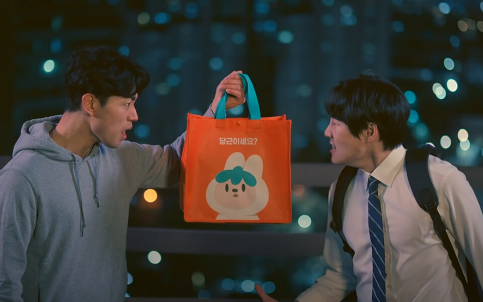 중고 거래중인 두 남자