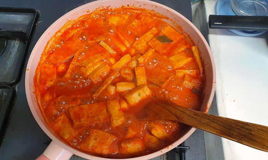 프라이팬에 가득 끓이고 있는 떡볶이