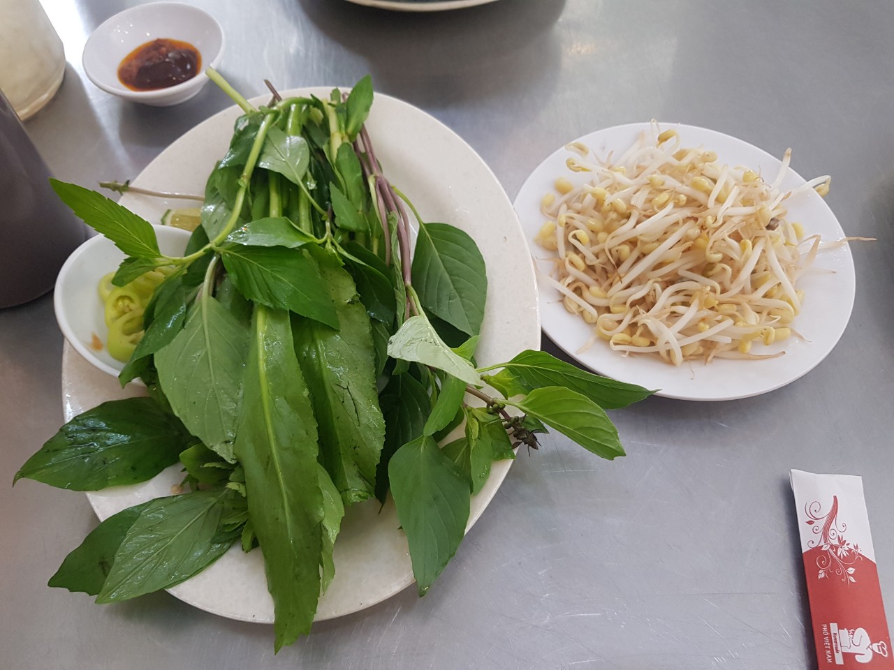 호치민 3군 하노이 스타일 쌀국수 전문점 Pho Viet Nam - 향채&#44; 숙주&#44; 고추&#44; 라임