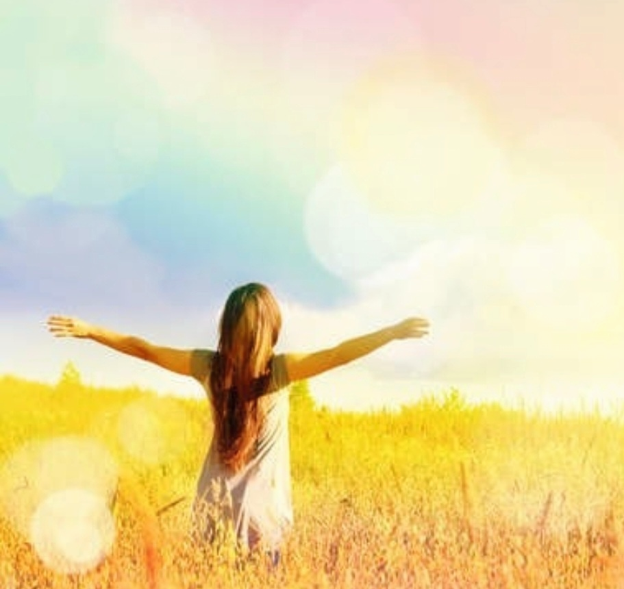 들판에서 햇살의따스함을 만끽하는 소녀 사진