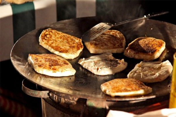 과일, 야채, 고기, 계란을 속으로 넣은 뒤 구운 잔지바르 피자