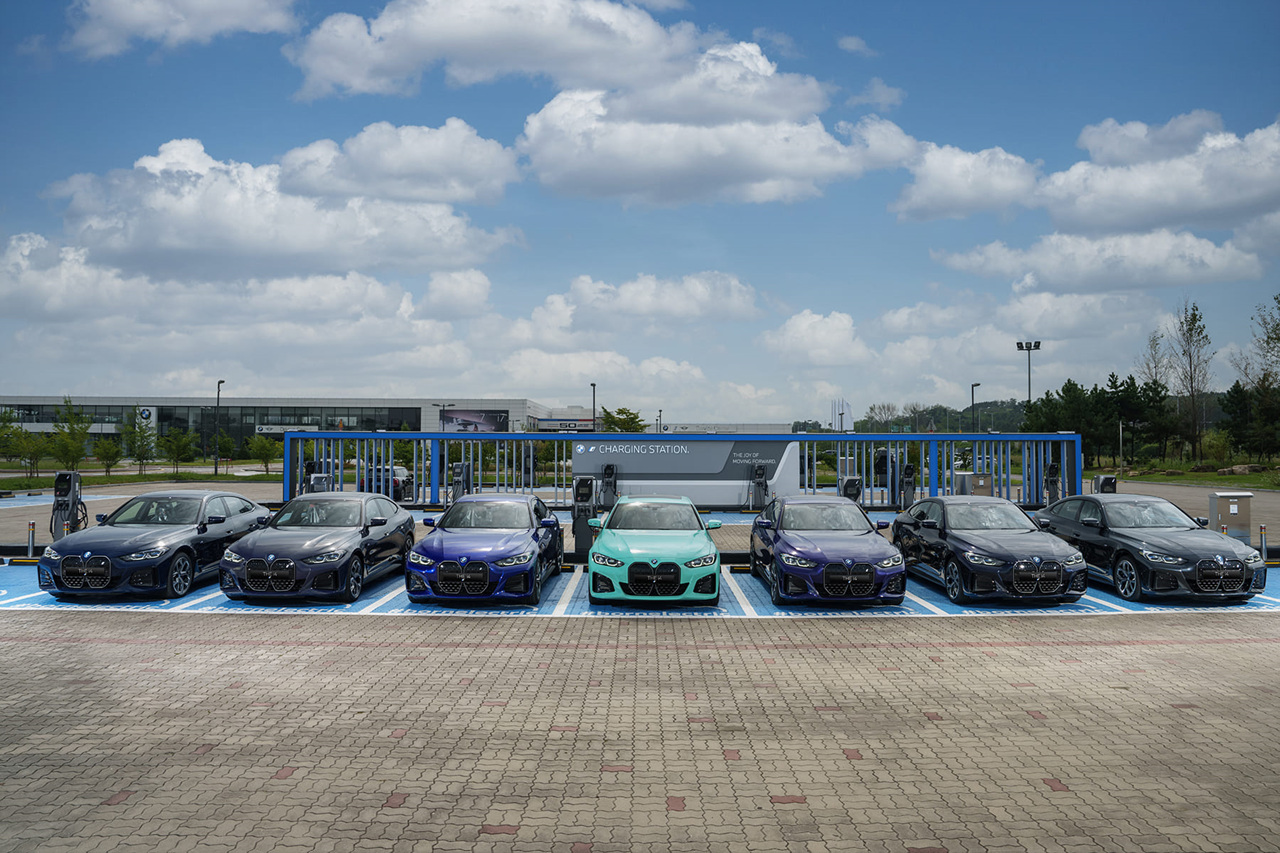 2024년형 BMW i4 eDrive40 색상별 충전중 사진