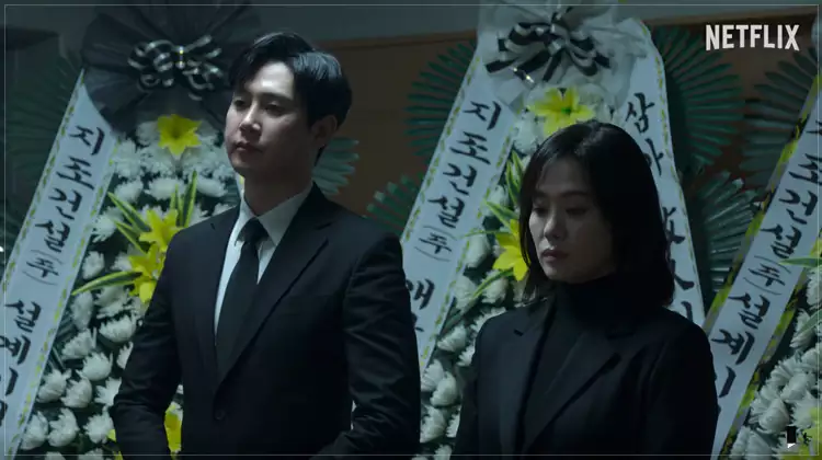 넷플릭스-시리즈-선산-작은아버지의-상주로-서있는-재석과-윤서하