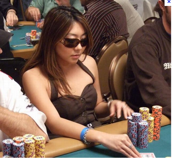 포커 족보를 보고있는 여자