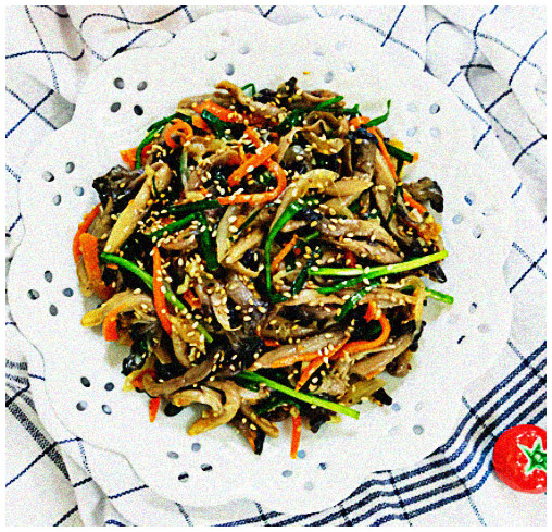 느타리버섯 볶음을 요리하기 위해 느타리버섯을 손질하고 각종 양념과 함께 볶아주는 레시피가 담긴 이미지