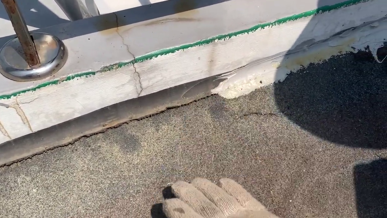 여기 틈으로 누수 발생