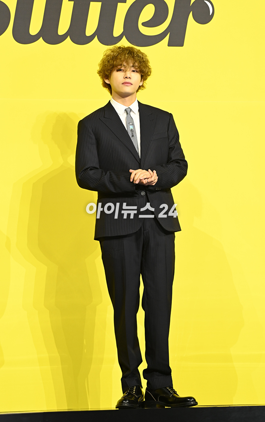 방탄소년단(BTS) 새 디지털 싱글 'Butter' 발매 기념 글로벌 기자간담회가 21일 오후 서울 송파구 방이동 올림픽공원 올림픽홀에서 열렸다. 방탄소년단 뷔(김태형)가 포토타임을 갖고 있다.