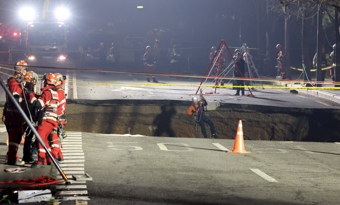 30m 싱크홀에 매몰된 오토바이 운전자, 구조 왜 이렇게 어려운가?