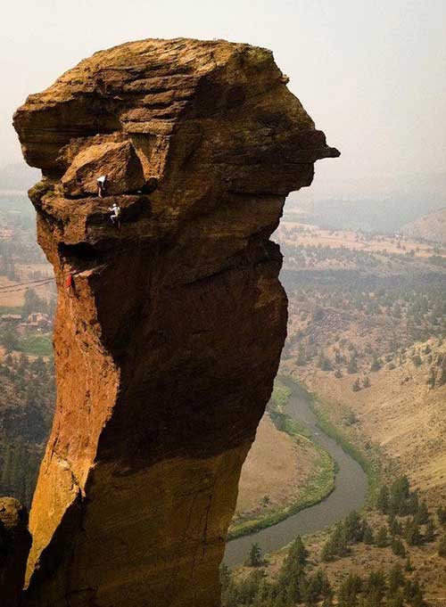 우뚝솟든 큰바위