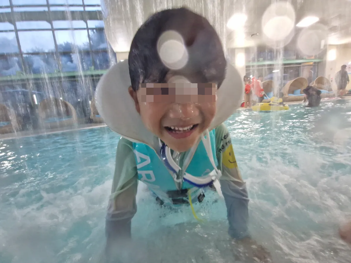 폭포수영장-물을-맞고-있는-첫째아들