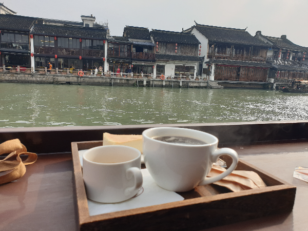 주문한 커피 세트와 함께 강 건너편 건물이 보인다.