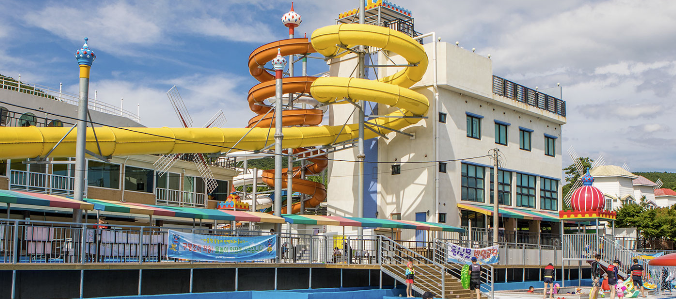 강화누리워터파크 야외풀과 워터슬라이드가 있는 가족 물놀이 시설 전경