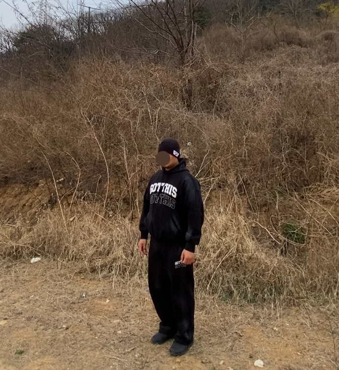 데일리룩('26. 4. 2.)반스 밀포드 비니, 갓디스 갓디스짐웨어 오버핏빈티지 코튼 후드티, 갓디스 갓디스짐웨어 오버핏빈티지 코튼 트레이닝팬츠, 뉴발란스 410V5 트레일 올블랙