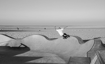 스케이트보드장에서 카버보드로 랜드서핑을 하고 있는 모습