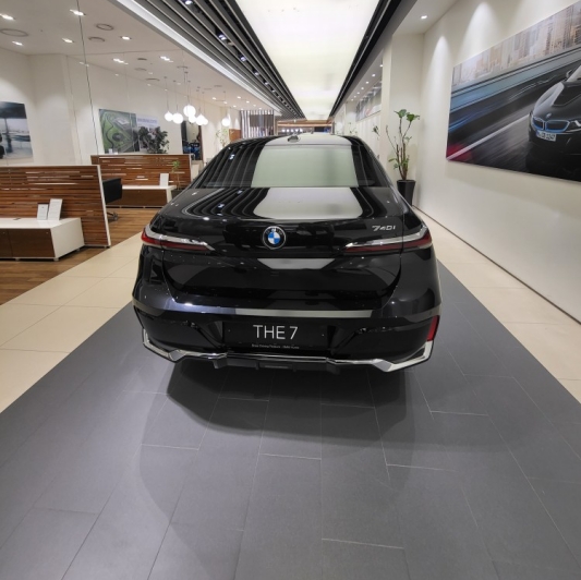 bmw-7시리즈-뒷모습-검정색