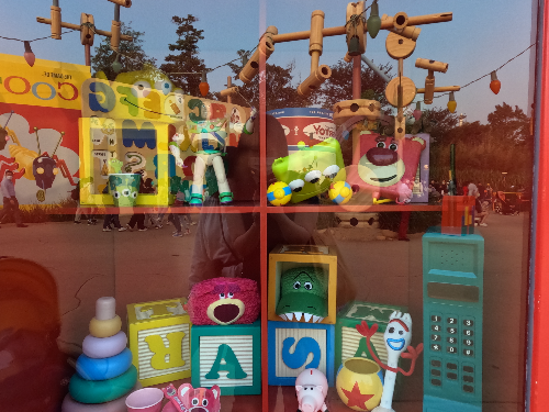 홍콩 디즈니랜드 토이스토리 테마의 상점 디스플레이