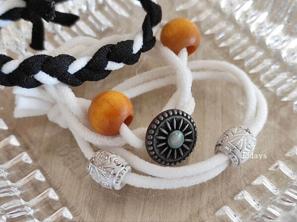 다양한-악세서리가-달린-헤어끈